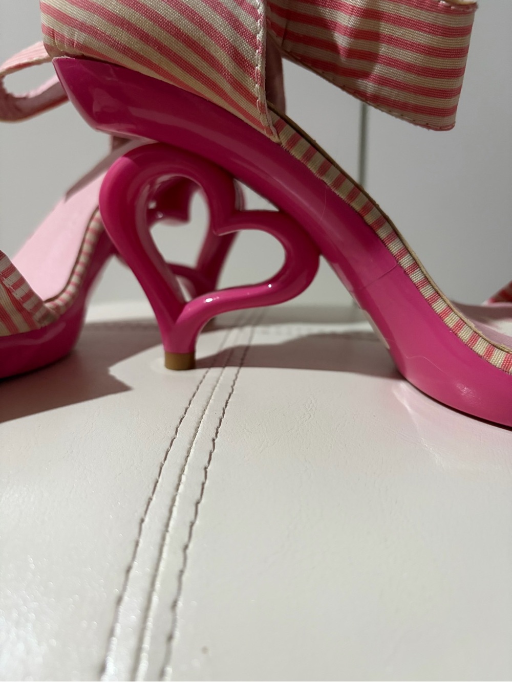 🩷🤍Pink/White Heart Heel🤍🩷 - Picture 2 of 5